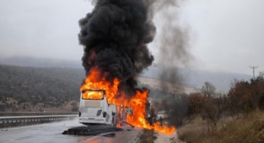 Kamyona çarpan otobüs alev topuna döndü: 2 ölü, 5 yaralı