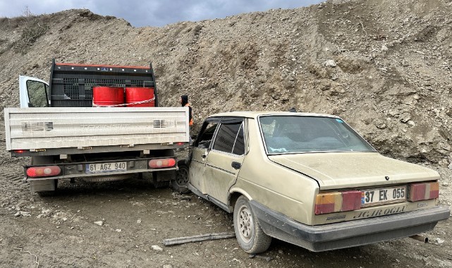 Kamyonet ile otomobil çarpıştı: 2 yaralı