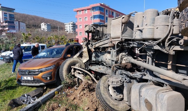 Kavşakta kamyon ile otomobil çarpıştı: 2 yaralı