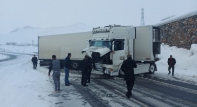 Kontrolden çıkan tır refüje çarptı: 2 yaralı