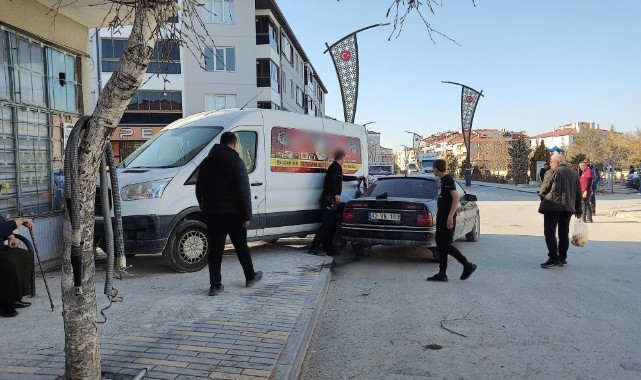 Konya'da otomobil ile minibüs çarpıştı: 2 yaralı