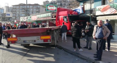 Makaslayan tır çay ocağına daldı: 4 yaralı