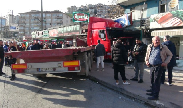 Makaslayan tır çay ocağına daldı: 4 yaralı