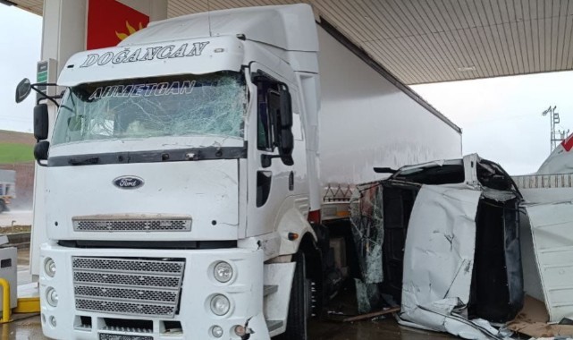 Minibüs akaryakıt istasyonuna girdi: 2 yaralı