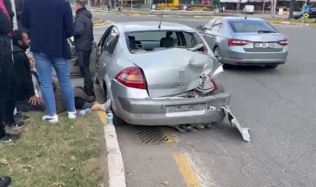 Minibüs ile otomobil çarpıştı: 2 yaralı
