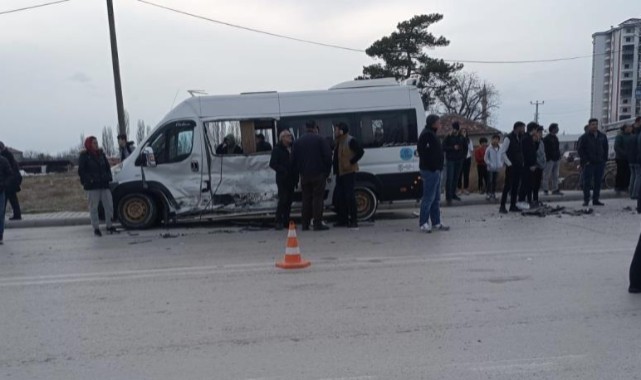 Öğrenci servisi ile kamyonet çarpıştı: 11 yaralı