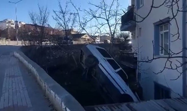 Otomobil bahçeye uçtu! Görenler hayrete düştü