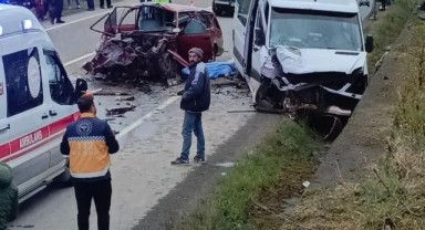 Otomobil ile minibüs çarpıştı: 2 ölü, 1 yaralı