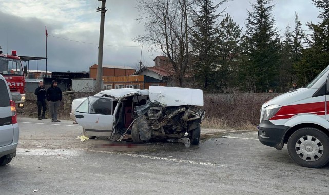 Otomobil kağıt gibi ezildi: 4 yaralı
