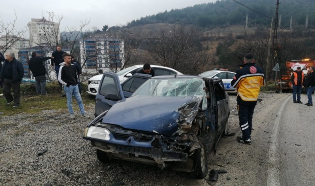 Otomobil tırla çarpıştı: 1’i ağır 5 yaralı