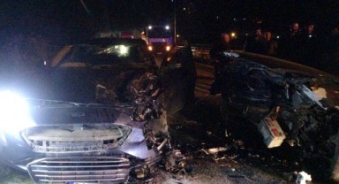 Otomobiller kafa kafaya çarpıştı: 2 yaralı