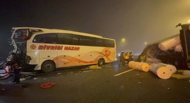 Otoyolda yolcu otobüsü tıra çarptı: 19 yaralı