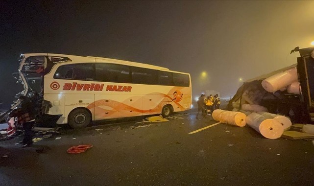 Otoyolda yolcu otobüsü tıra çarptı: 19 yaralı