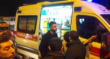 Park halindeki minibüse çarpan otomobil takla attı