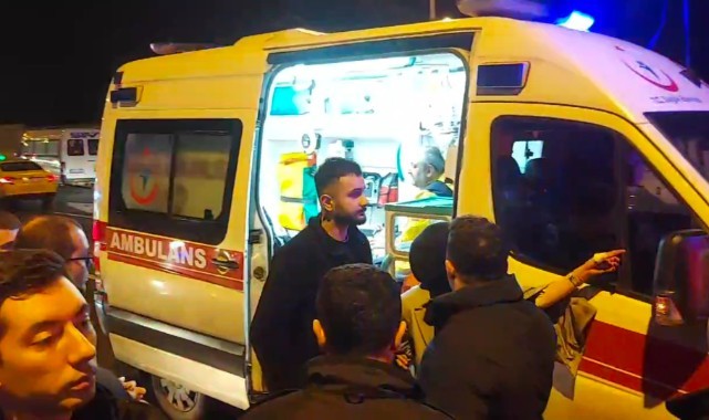Park halindeki minibüse çarpan otomobil takla attı