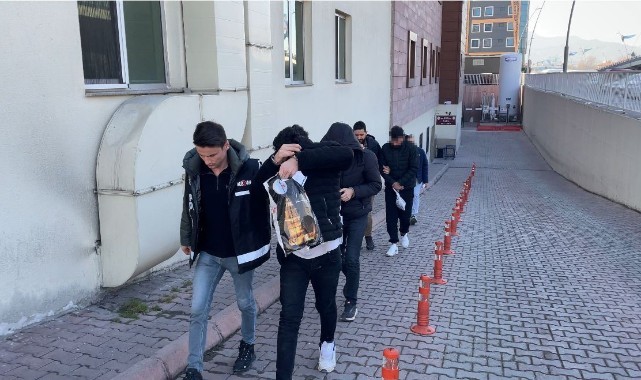 Polis aracına çarpıp pastane kurşunlayan zanlılar yakalandı