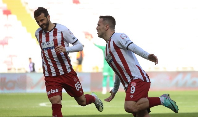 Rey Manaj gollerine devam ediyor