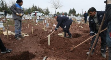Şehir çöplüğünde ölü bulunan bebek defnedildi