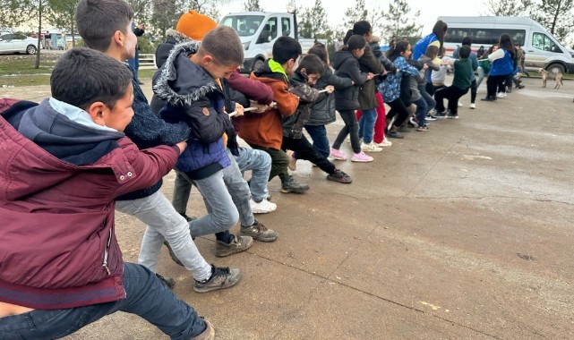 Siverek’te köy öğrencileri doyasıya eğlendi