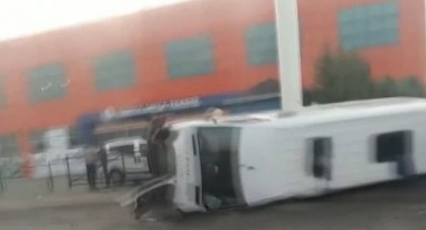 Tekstil işçilerini taşıyan minibüs kaza yaptı: 10 yaralı