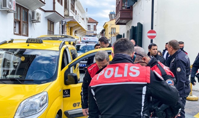 Ticari taksi ve motosiklet sürücüsü arasında yol verme kavgası