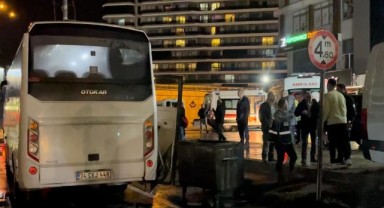 Tur otobüsü aydınlatma direğine çarptı: 10 yaralı