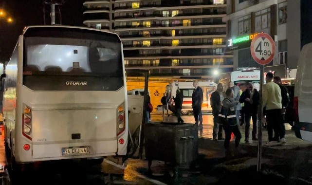 Tur otobüsü aydınlatma direğine çarptı: 10 yaralı