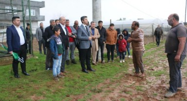 Urfa'da sel mağduru çiftçi yalın ayakla sorunlarını Özaslan'a aktardı