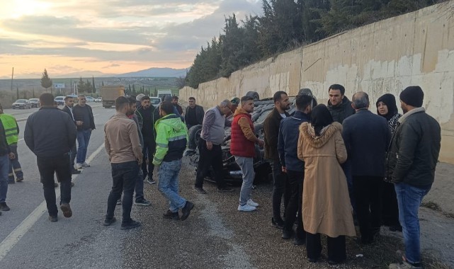 Urfa plakalı otomobil takla atarak istinat duvarına çarptı