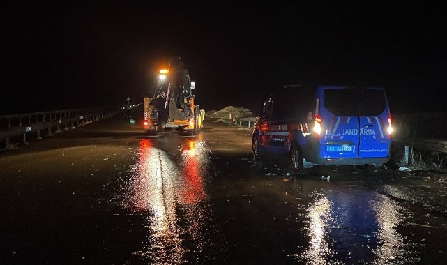 Viranşehir kara yolu taşkın nedeniyle ulaşıma kapatıldı