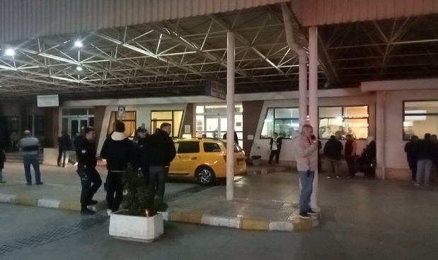 Yardım istediği polis memurunu tabancayla vurdu