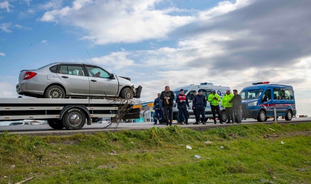 Yoldan çıkan otomobil palmiye ağacına çarptı: 1 ölü, 3 yaralı