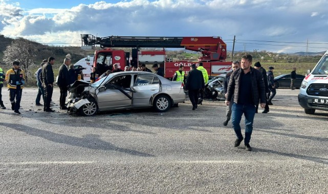 Adıyaman'da iki otomobil çarpıştı: 1 ölü, 3 yaralı