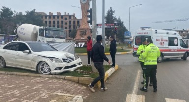 Adıyaman'da otomobil refüje çıktı! Yaralı var