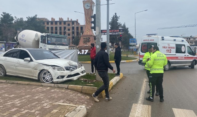 Adıyaman'da otomobil refüje çıktı! Yaralı var