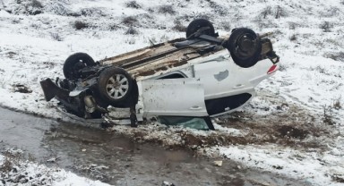 Ahlat’ta otomobil takla attı: 1 yaralı