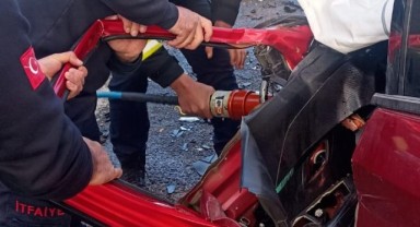 Birecik'te iki otomobil çarpıştı: 1 Ölü, 2 Yaralı