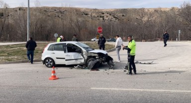 Burdur’da traktör otomobille çarpıştı: 2 yaralı