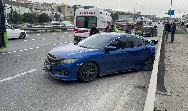 Çarpışan otomobillerden biri bariyere vurdu: 2 yaralı