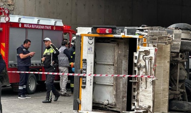 Çöp kamyonu 10 metre yükseklikten düştü: 1 ölü