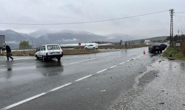 D100'de iki otomobil çarpıştı: 5 yaralı