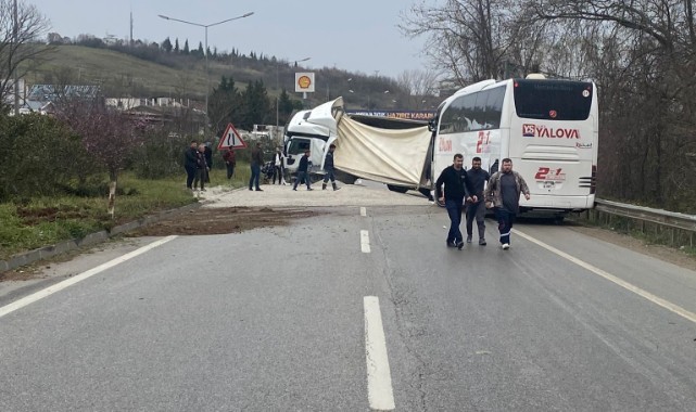 Devrilen mıcır yüklü tıra otobüs çarptı