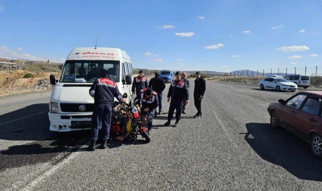 Dönüş yapan motosiklete minibüsün çarptığı kazada 1 kişi öldü