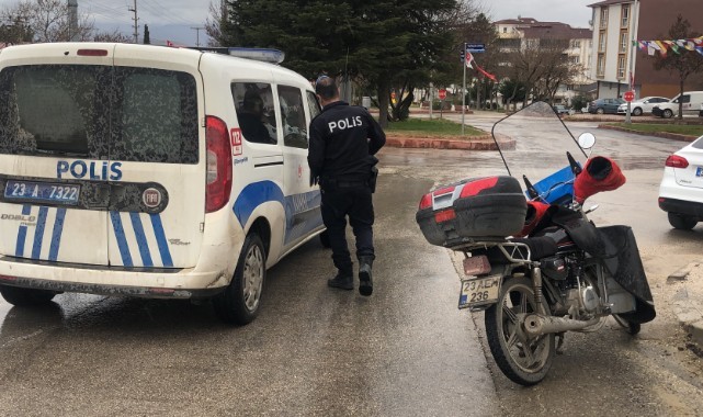 Elazığ’da motosiklet devrildi: 2 yaralı