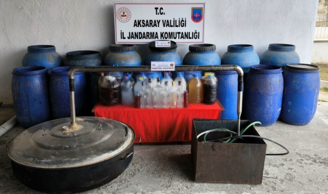 Evin bahçesinde sahte içki üreten 2 şüpheli yakalandı