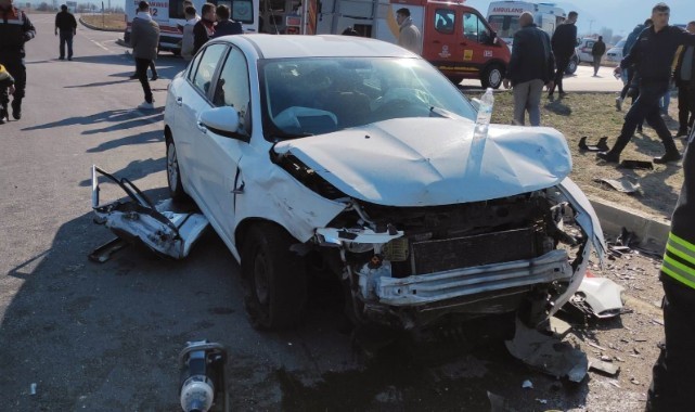 Feci kaza! İki otomobil çarpıştı: 1 ölü, 6 yaralı