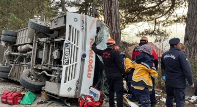 Freni boşalan minibüs devrildi: 14 yaralı