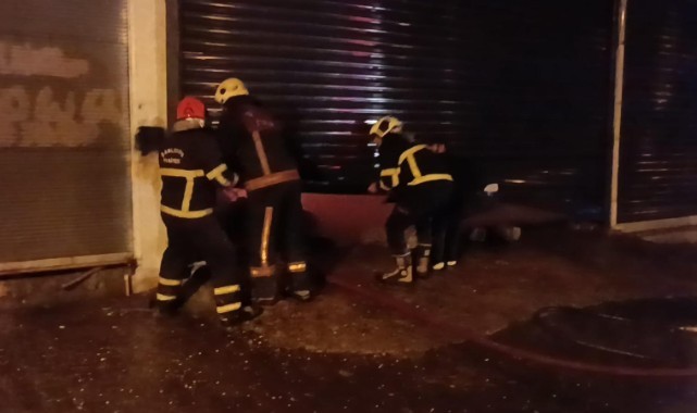 Gece saatlerinde döşemeci dükkanında yangın!