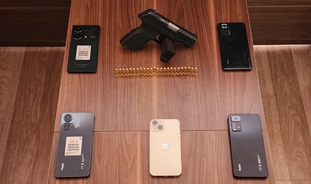 Gümrük kaçağı cep telefonu ve silah ele geçirildi