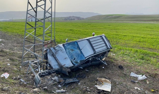 Hafif ticari araç elektrik direğine çarptı: 5 yaralı
